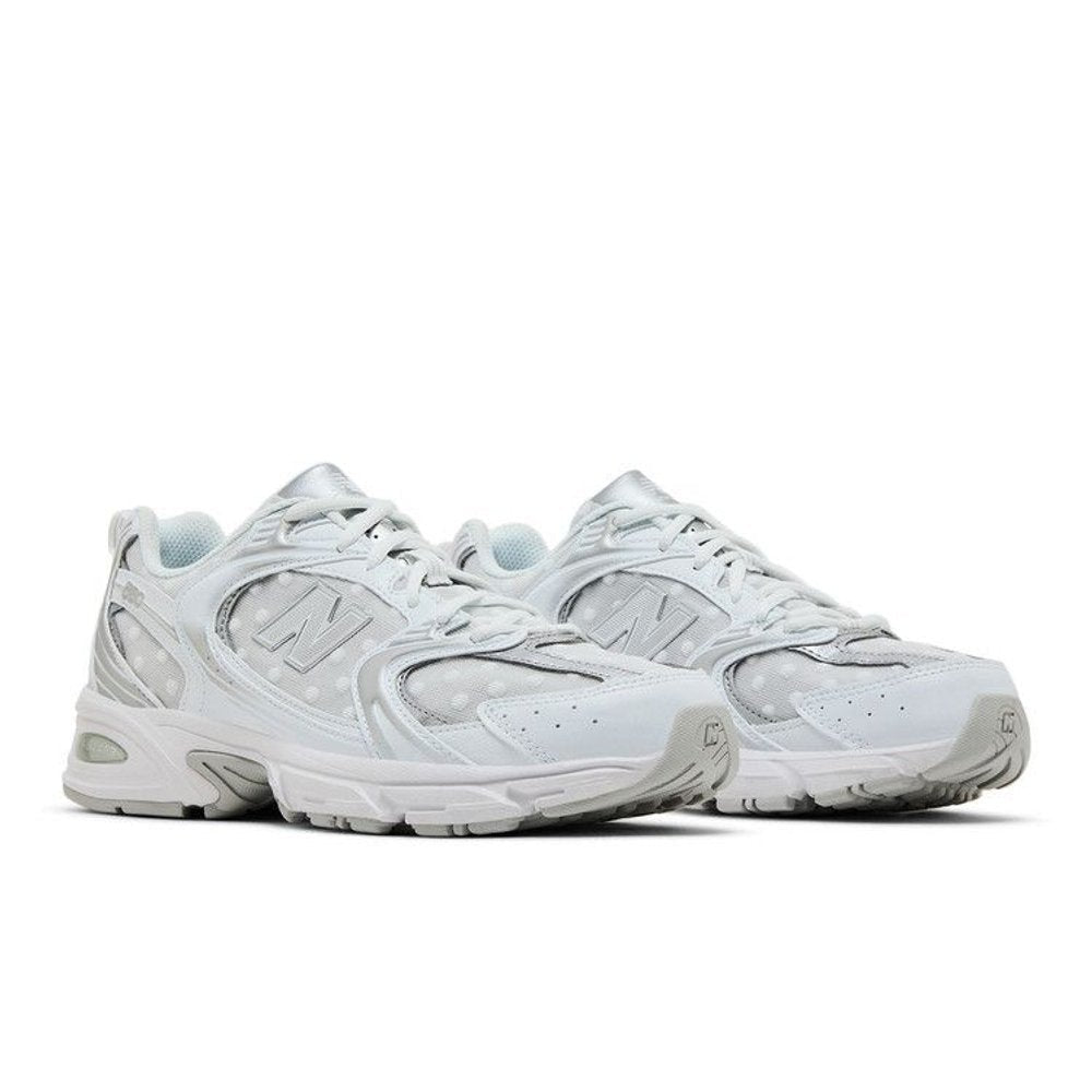 New Balance 530 Silver Metallic Polka Dots – lifestyle foto | Purekickz