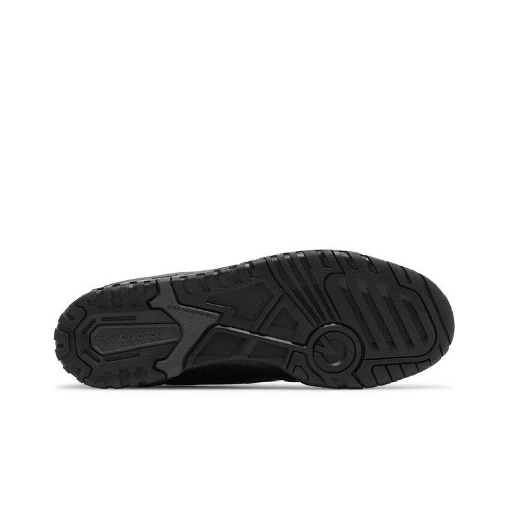 New Balance 550 Triple Black – zadní pohled | Purekickz