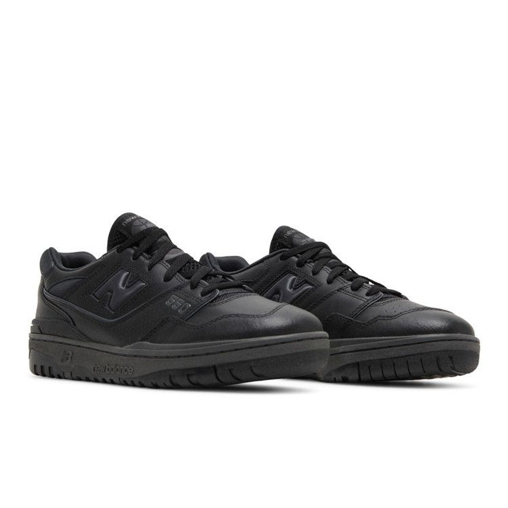 New Balance 550 Triple Black – lifestyle foto | Purekickz