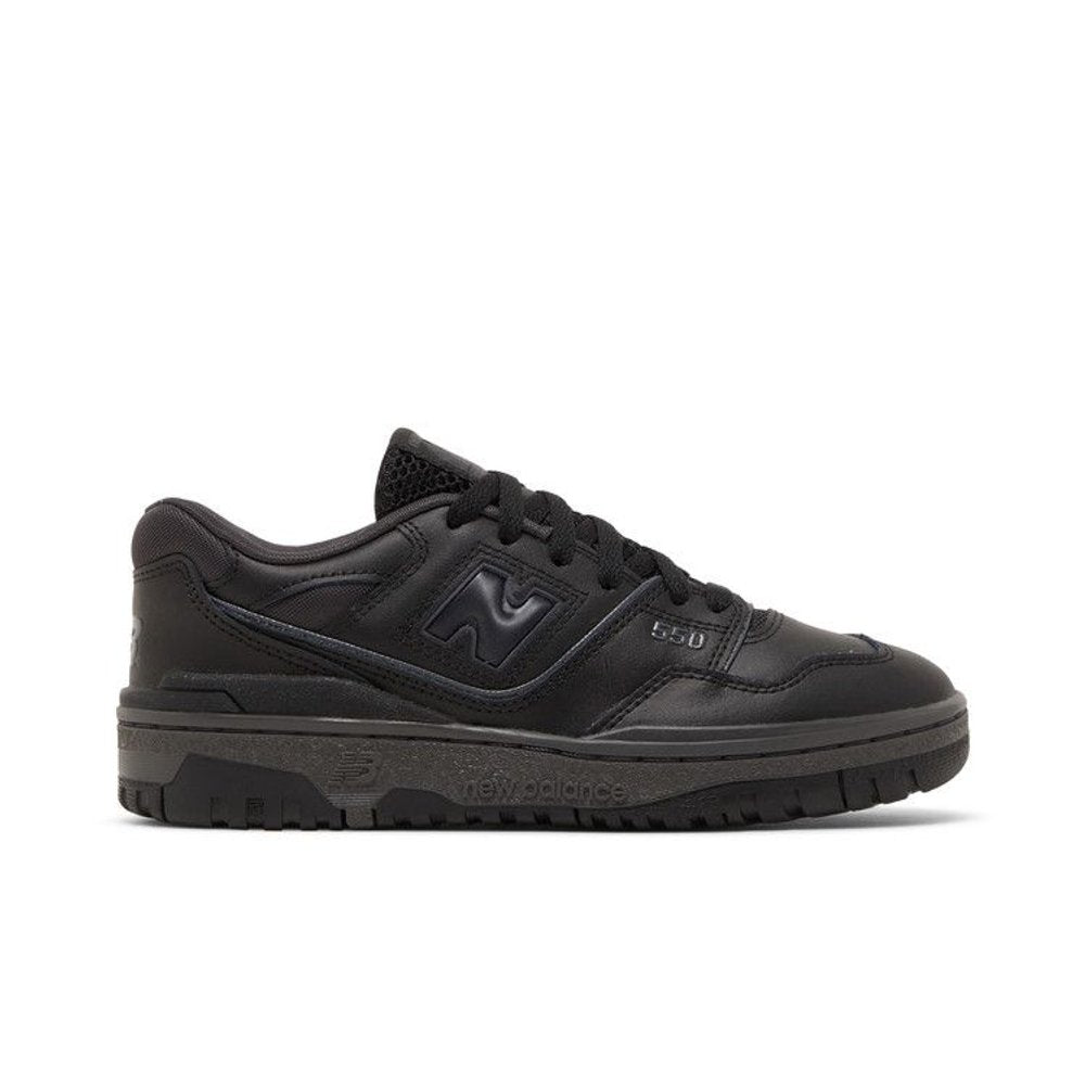 New Balance 550 Triple Black (GS) – boční pohled | Purekickz