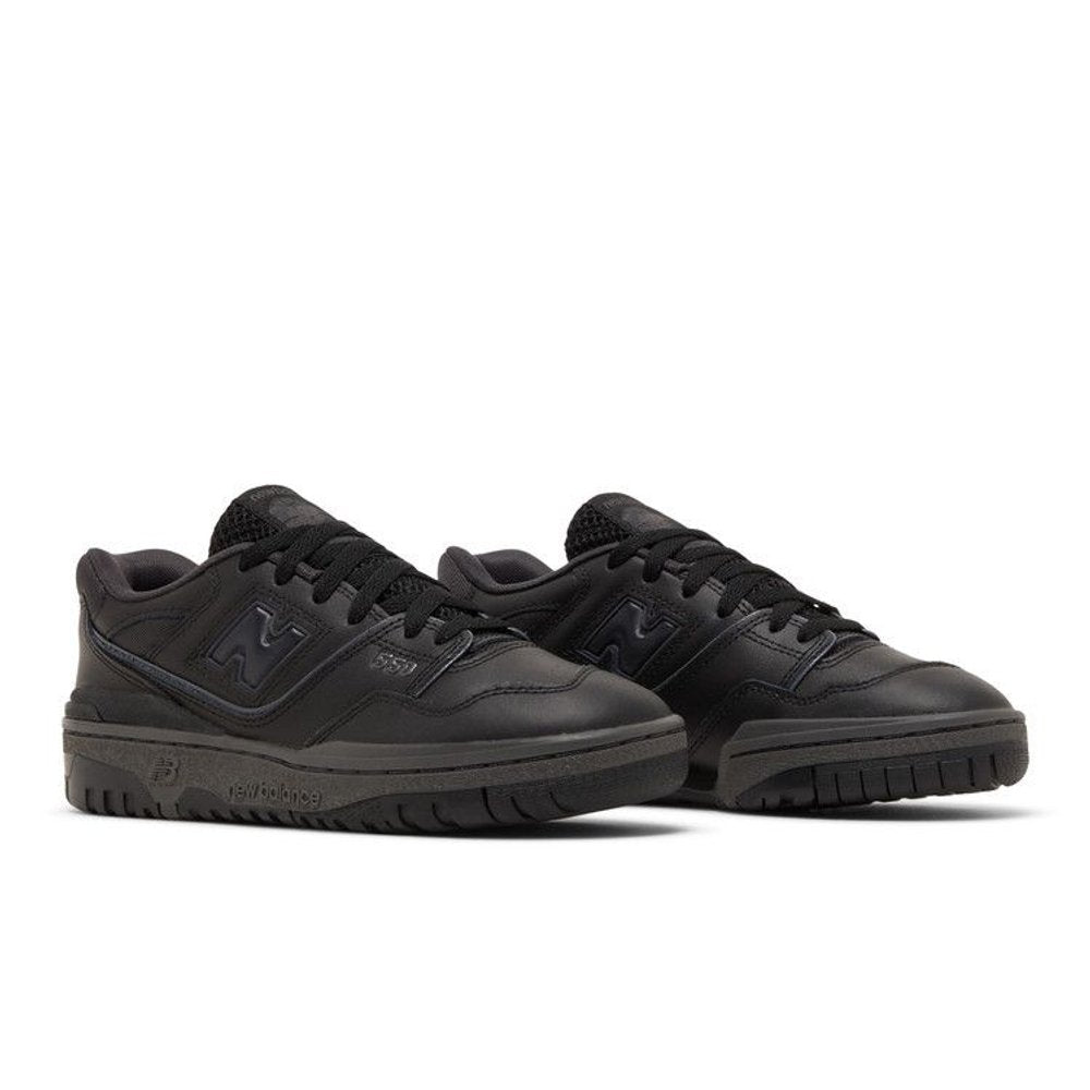 New Balance 550 Triple Black (GS) – lifestyle foto | Purekickz
