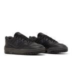 New Balance 550 Triple Black (GS) – lifestyle foto | Purekickz