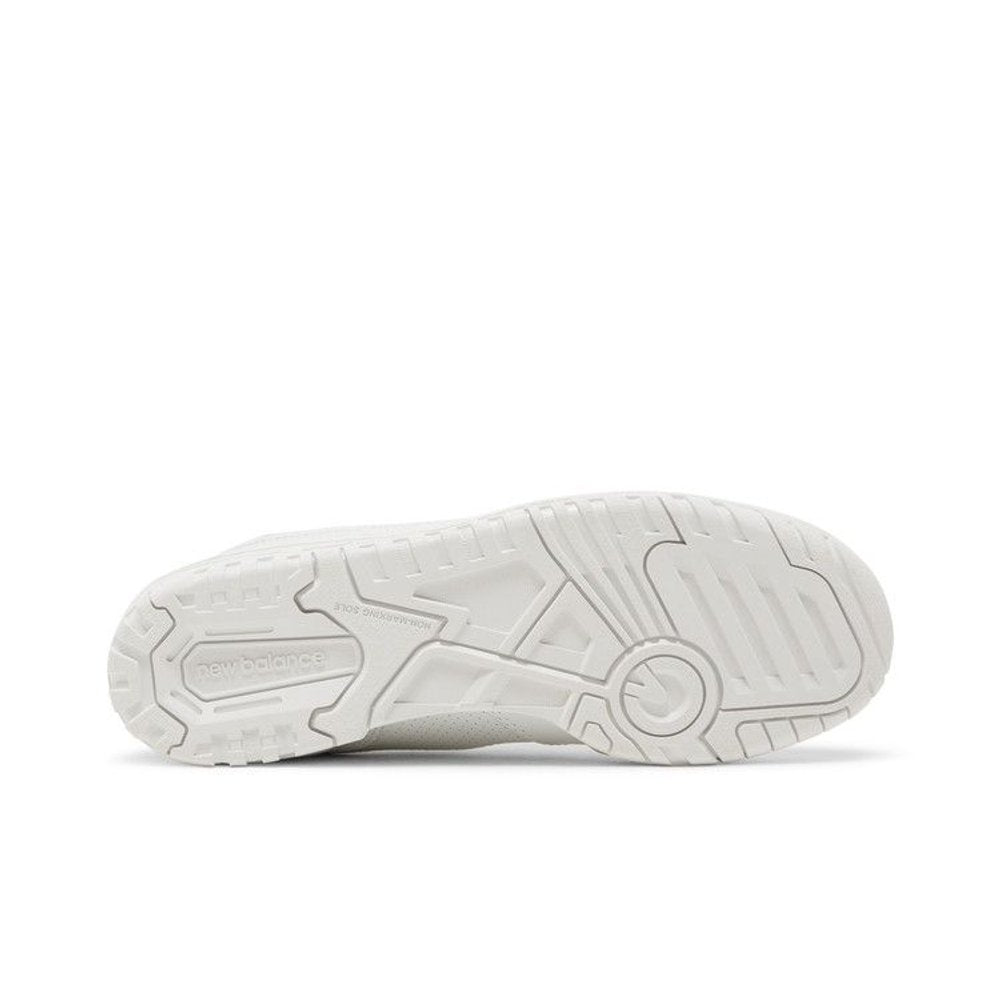 New Balance 550 Triple White – zadní pohled | Purekickz