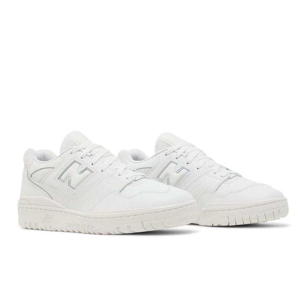 New Balance 550 Triple White – lifestyle foto | Purekickz