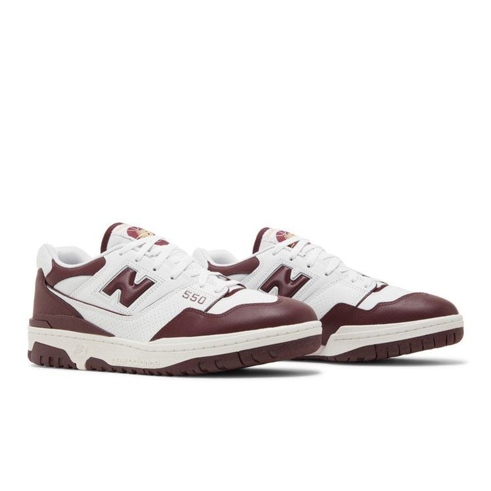 New Balance 550 White Burgundy – lifestyle foto | Purekickz