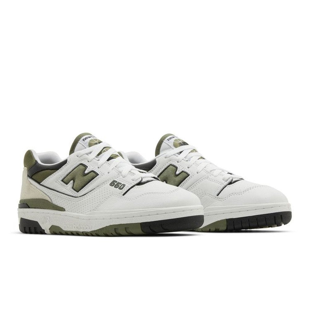 New Balance 550 White Dark Olivine – lifestyle foto | Purekickz