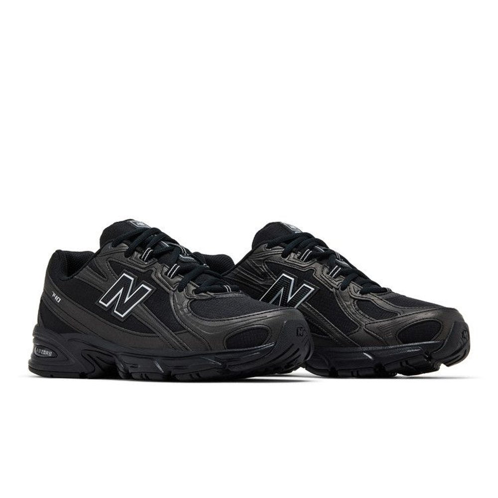 New Balance 740 Black Silver Metallic – lifestyle foto | Purekickz
