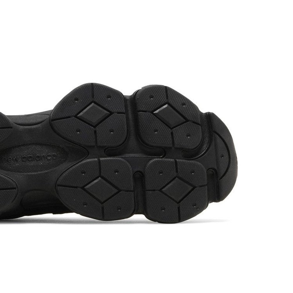 New Balance 9060 Triple Black Patent – pohled shora | Purekickz