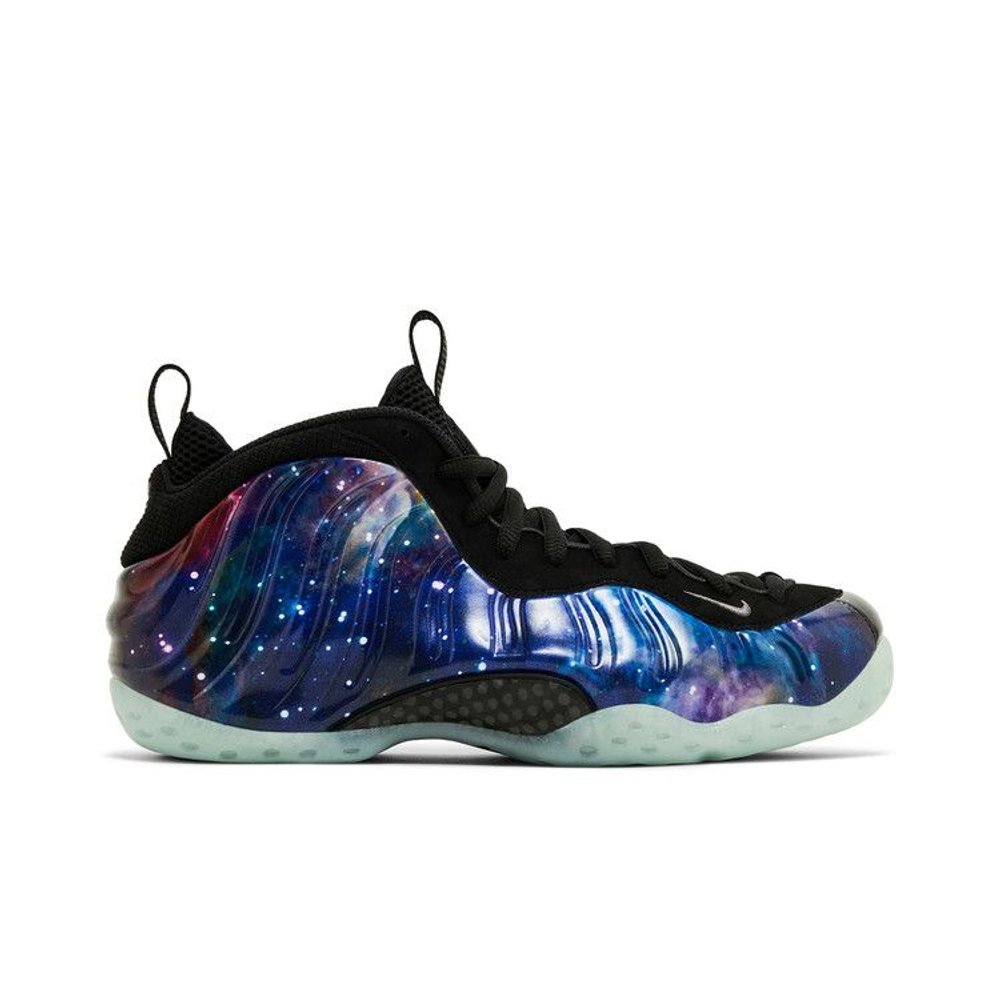 Nike Air Foamposite One 'Galaxy' 2025 – boční pohled | Purekickz