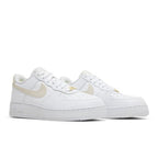Nike Air Force 1 07 Low Light Orewood Brown (W) – lifestyle foto | Purekickz