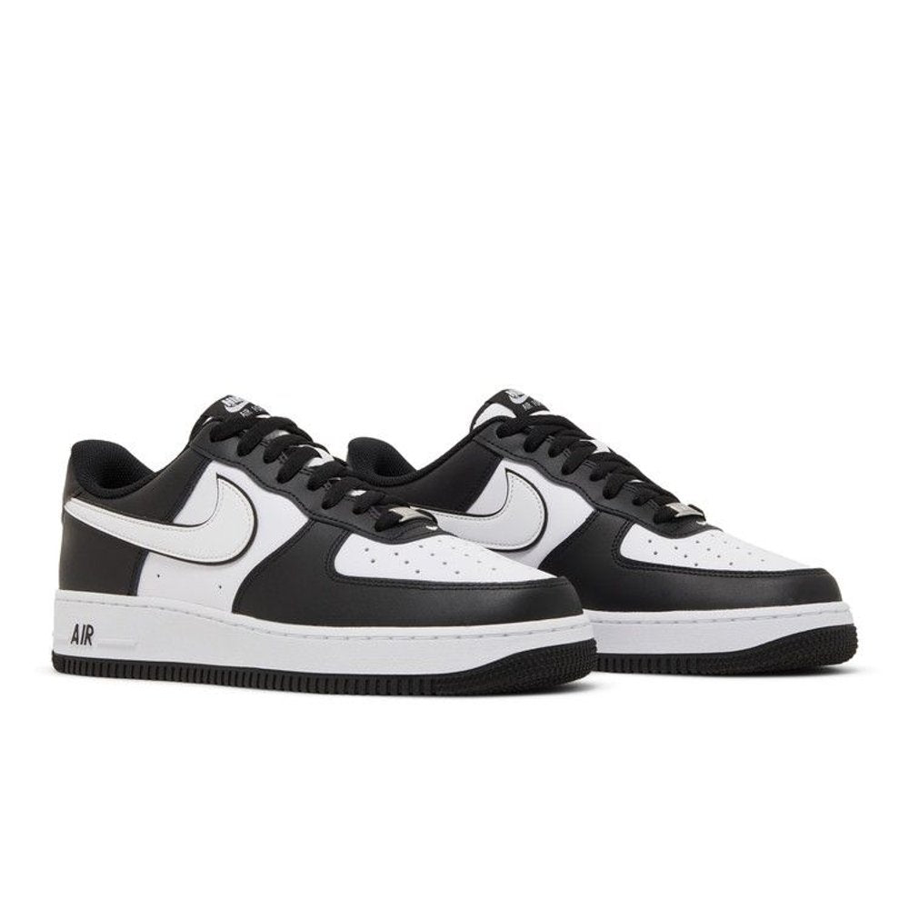 Nike Air Force 1 '07 Low White Swoosh Panda – lifestyle foto | Purekickz