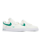 Nike Air Force 1 '07 LV8 '40th Anniversary - Sail Malachite' – lifestyle foto | Purekickz