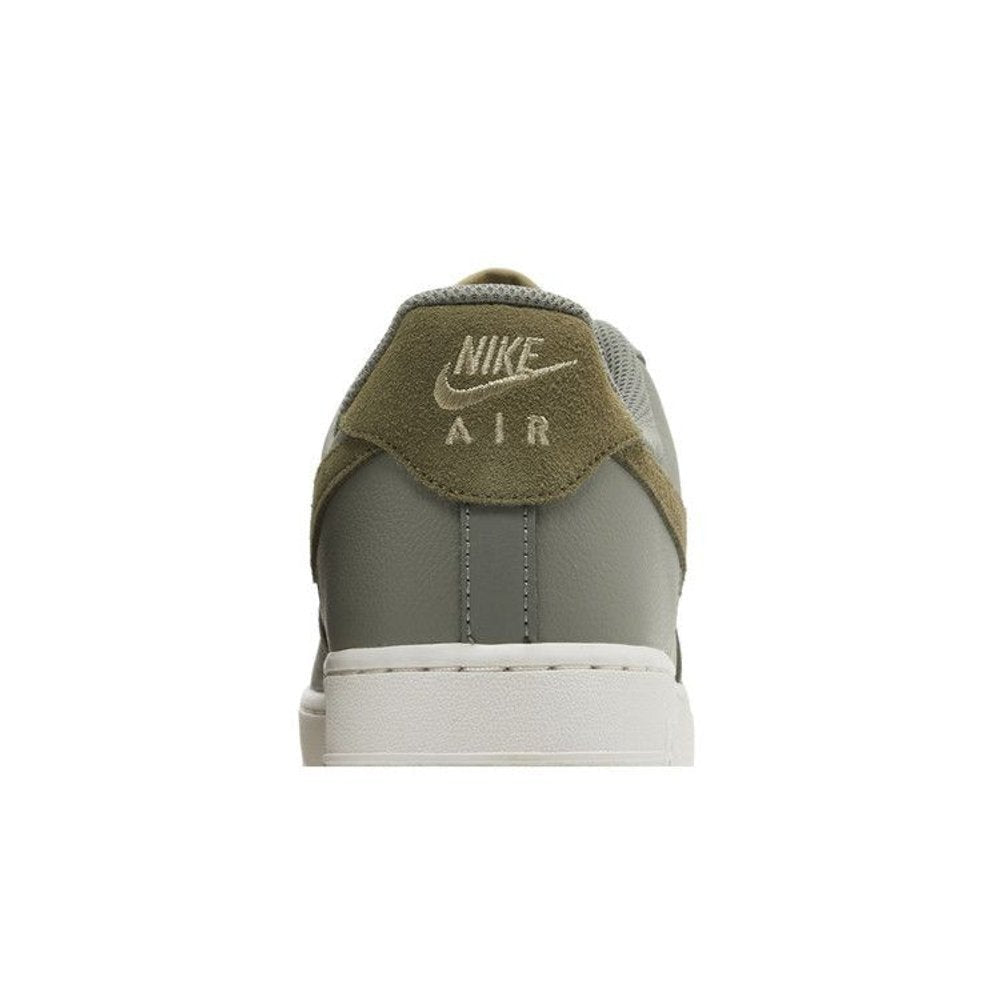 Nike Air Force 1 '07 LV8 Dark Stucco Neutral Olive – detail materiálu | Purekickz