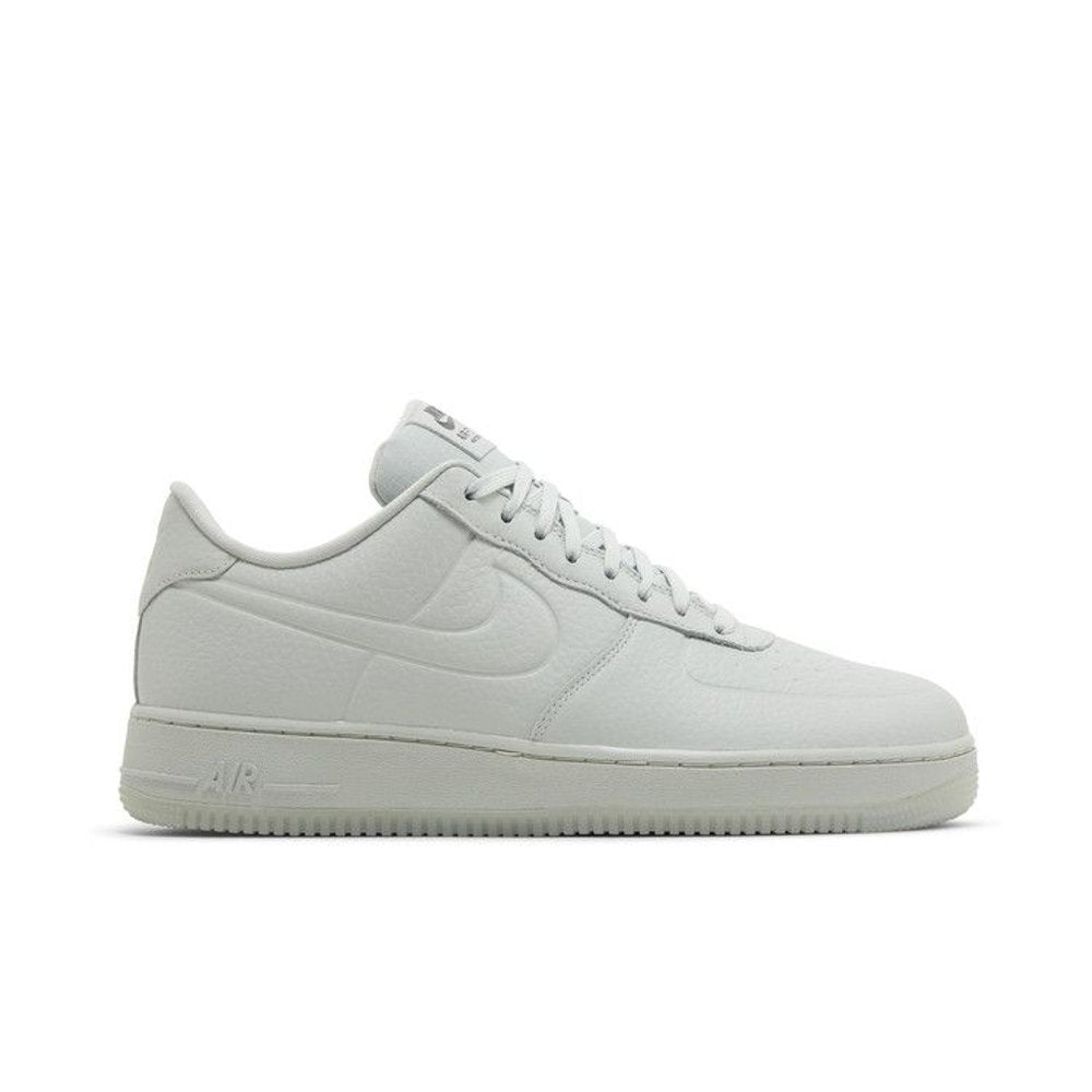 Nike Air Force 1 '07 Pro-Tech Light Silver – boční pohled | Purekickz