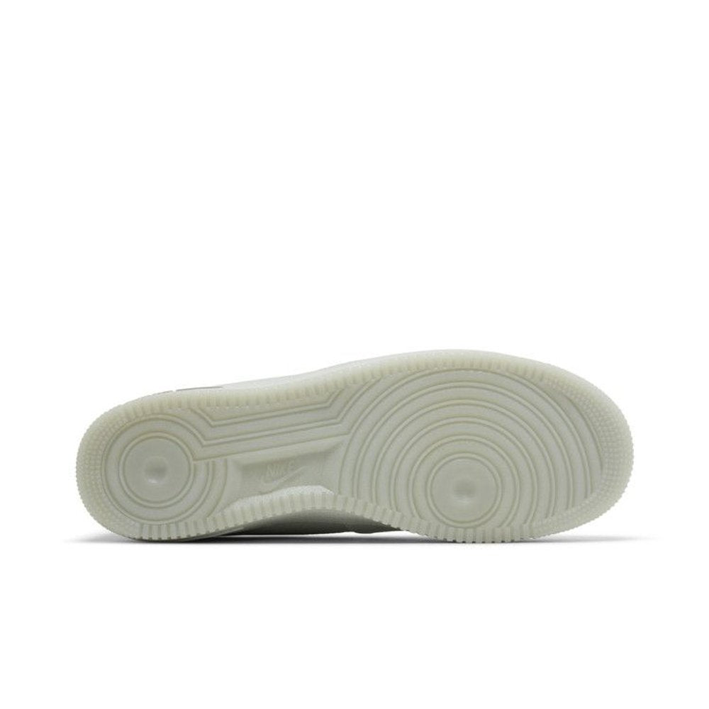 Nike Air Force 1 '07 Pro-Tech Light Silver – zadní pohled | Purekickz