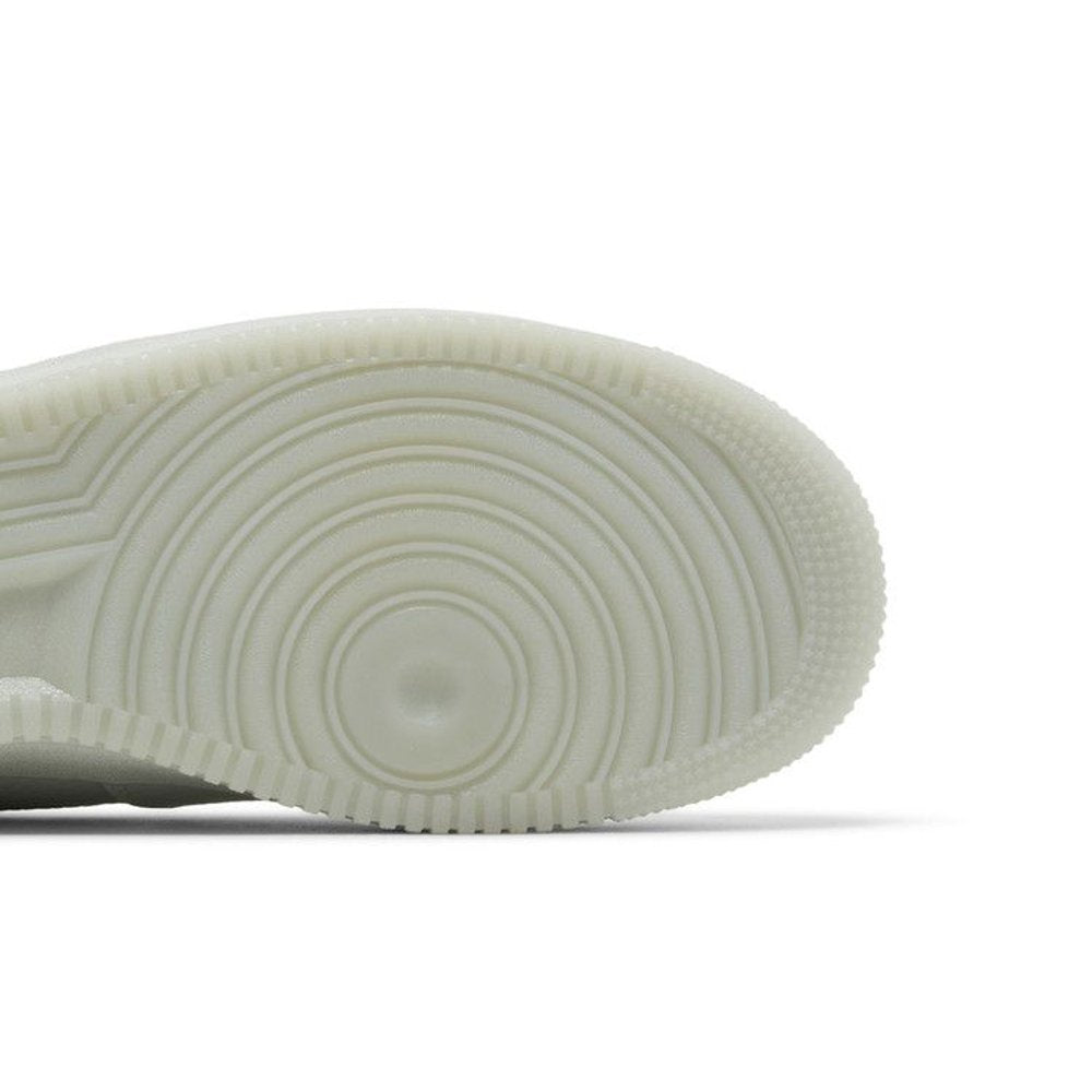Nike Air Force 1 '07 Pro-Tech Light Silver – pohled shora | Purekickz