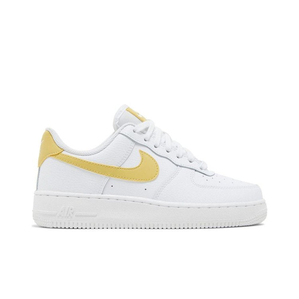 Nike Air Force 1 '07 White Saturn Gold White White (W) – boční pohled | Purekickz