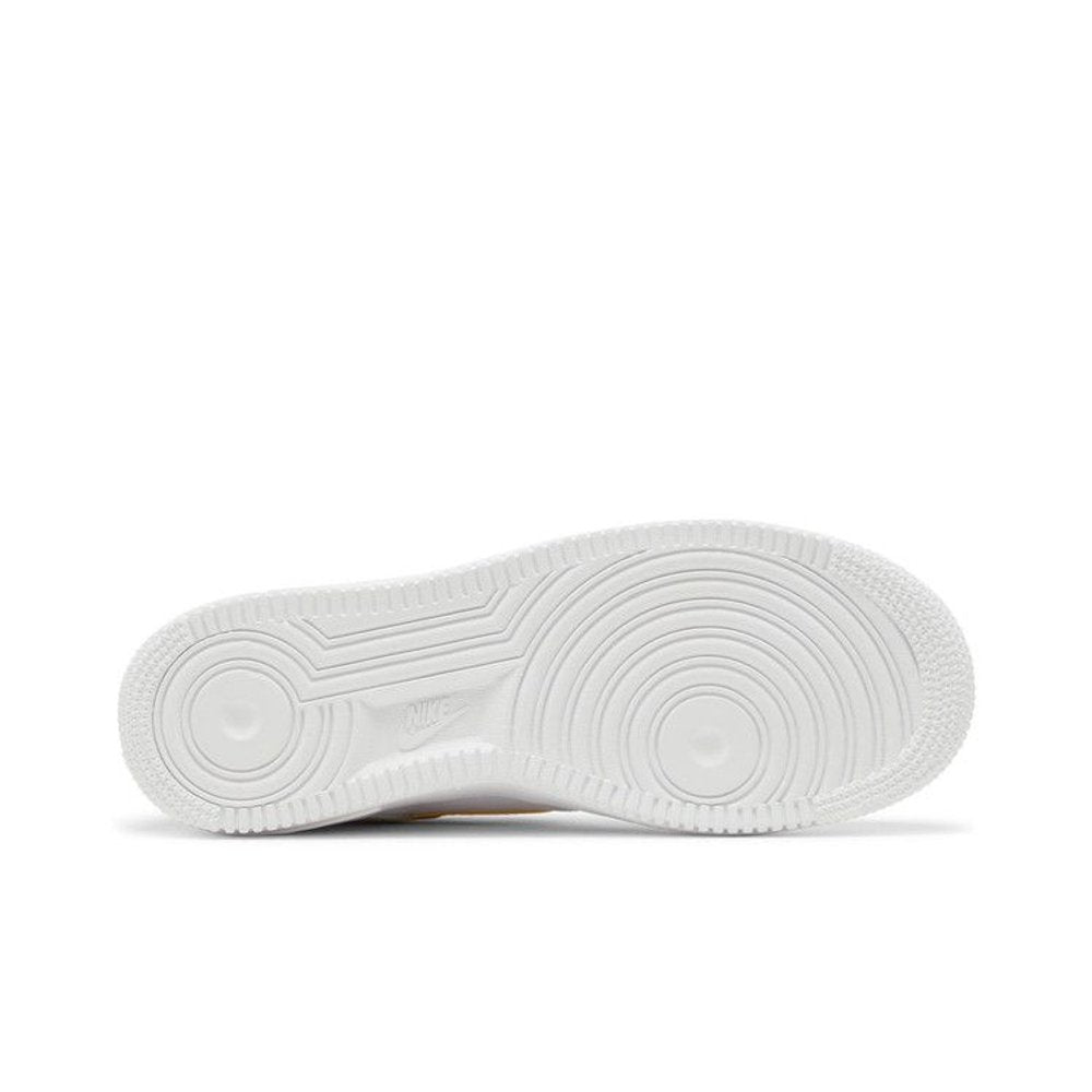 Nike Air Force 1 '07 White Saturn Gold White White (W) – zadní pohled | Purekickz
