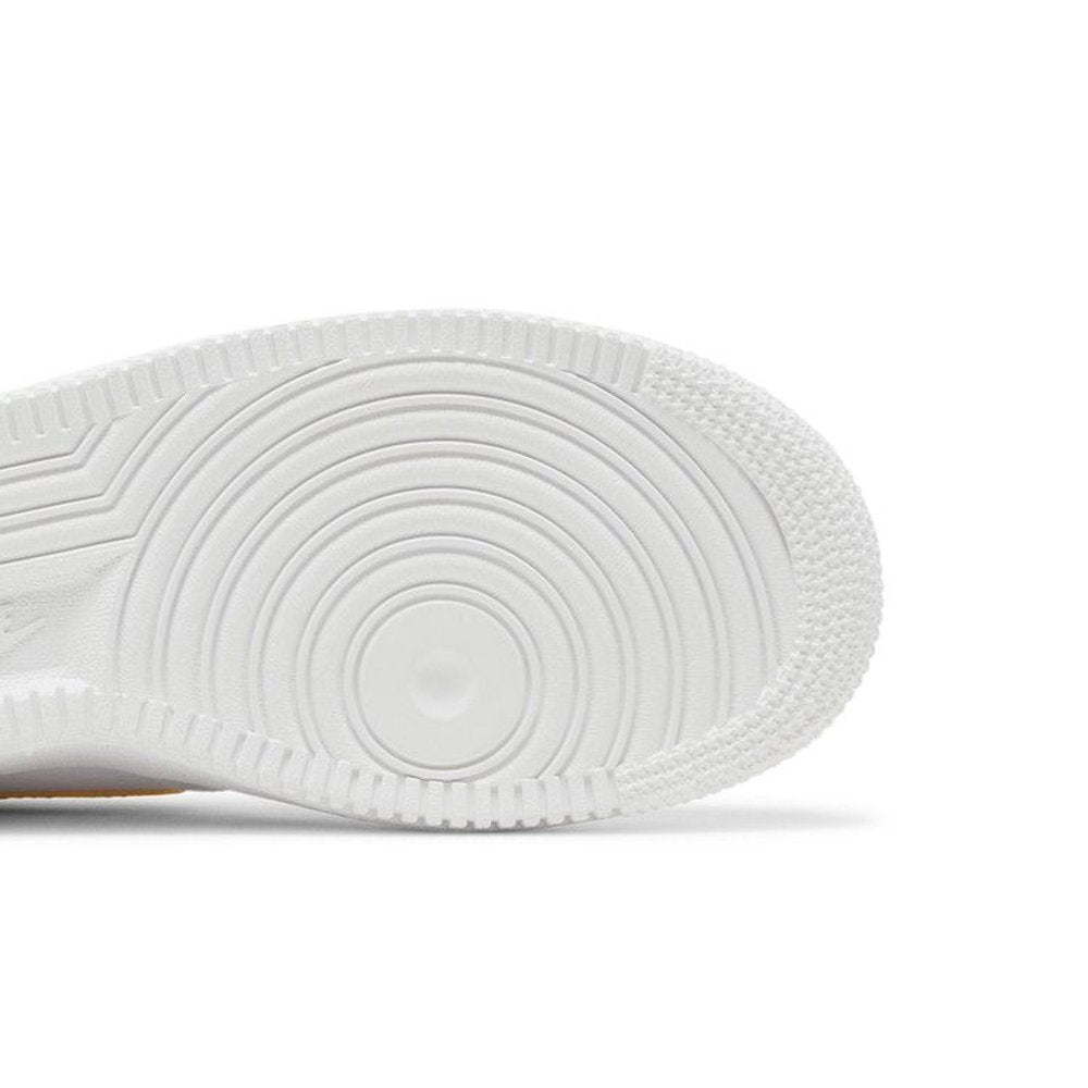 Nike Air Force 1 '07 White Saturn Gold White White (W) – pohled shora | Purekickz