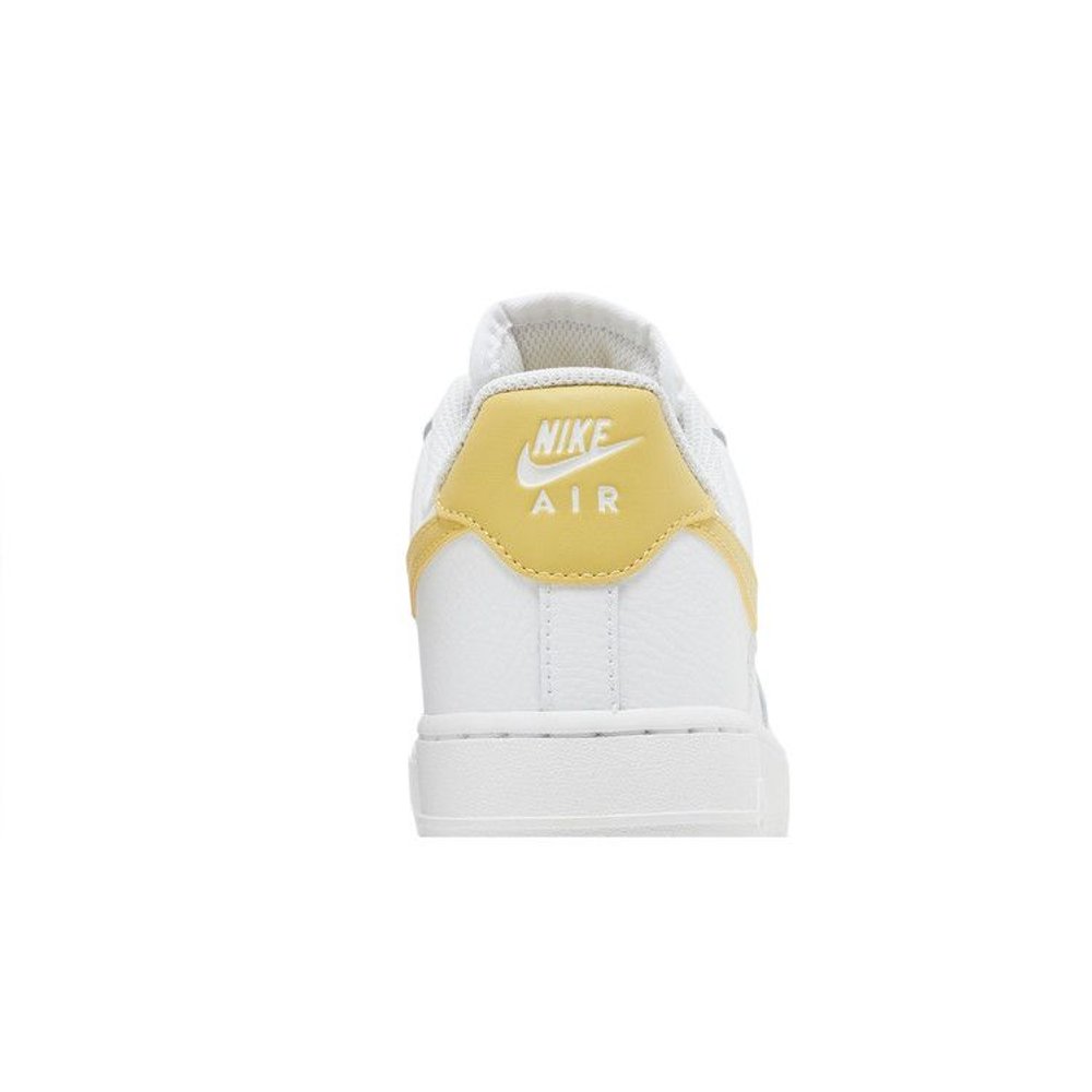 Nike Air Force 1 '07 White Saturn Gold White White (W) – detail materiálu | Purekickz