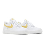 Nike Air Force 1 '07 White Saturn Gold White White (W) – lifestyle foto | Purekickz