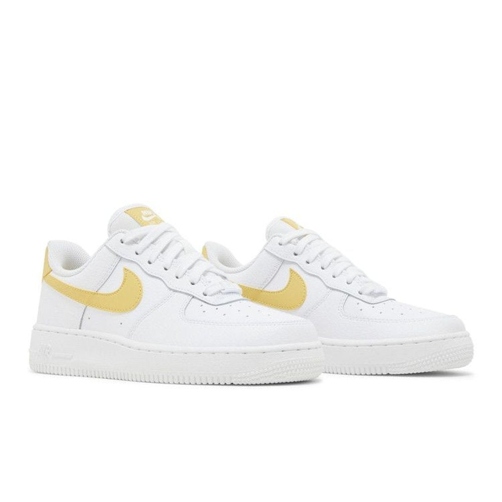 Nike Air Force 1 '07 White Saturn Gold White White (W) – lifestyle foto | Purekickz