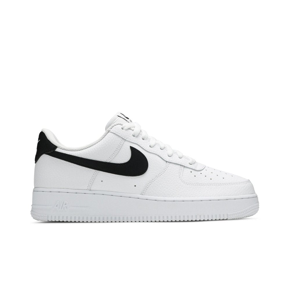 Nike Air Force 1 Black Swoosh – boční pohled | Purekickz