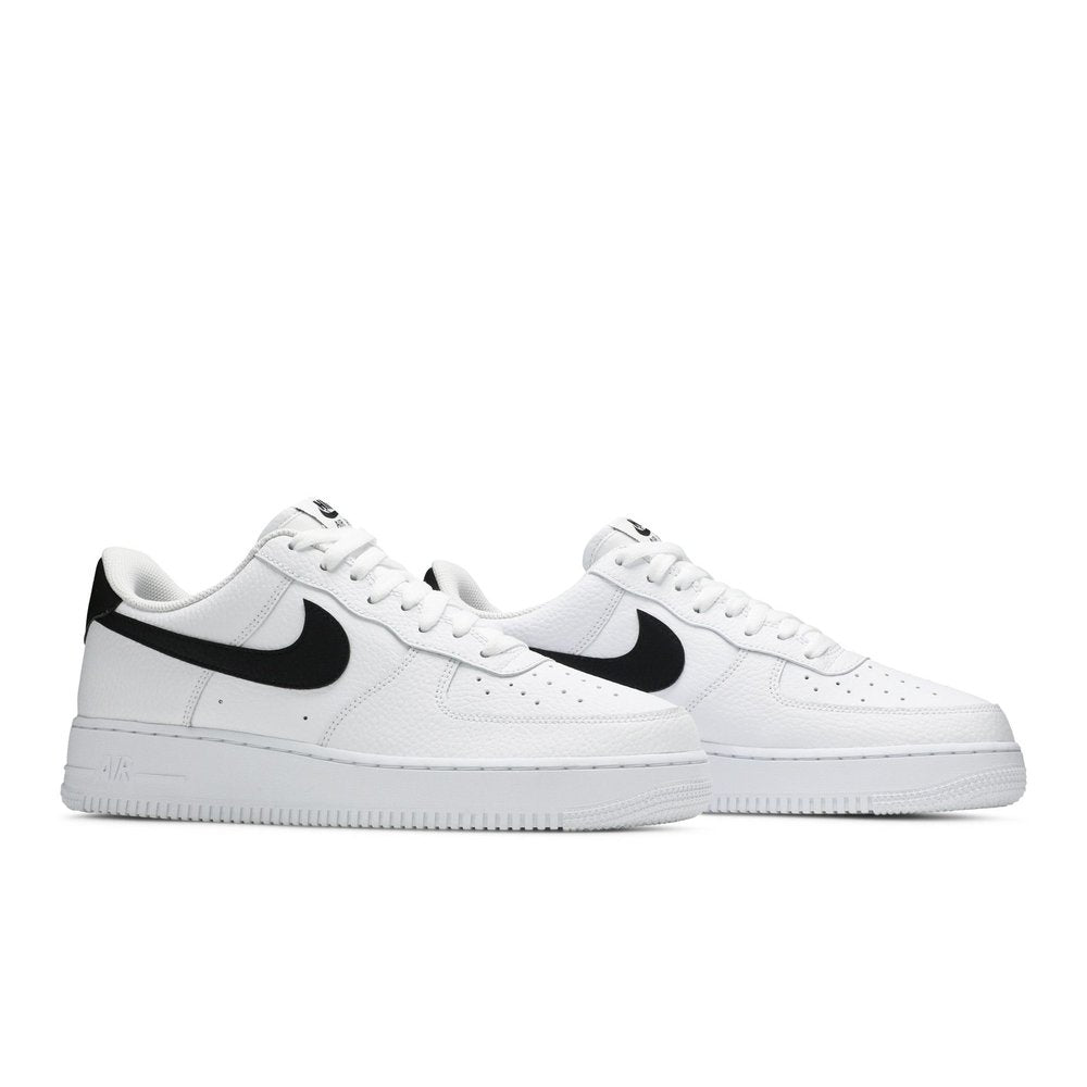 Nike Air Force 1 Black Swoosh – lifestyle foto | Purekickz