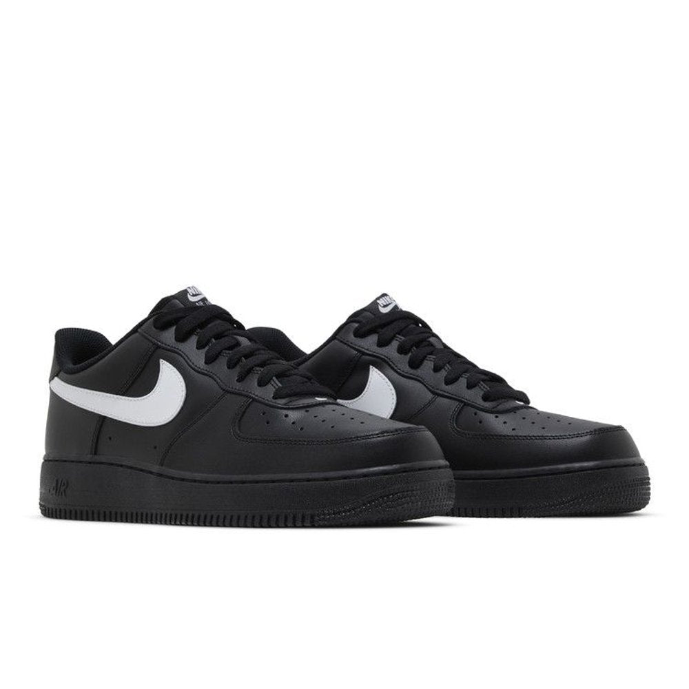 Nike Air Force 1 Low '07 Black White (2023) – lifestyle foto | Purekickz