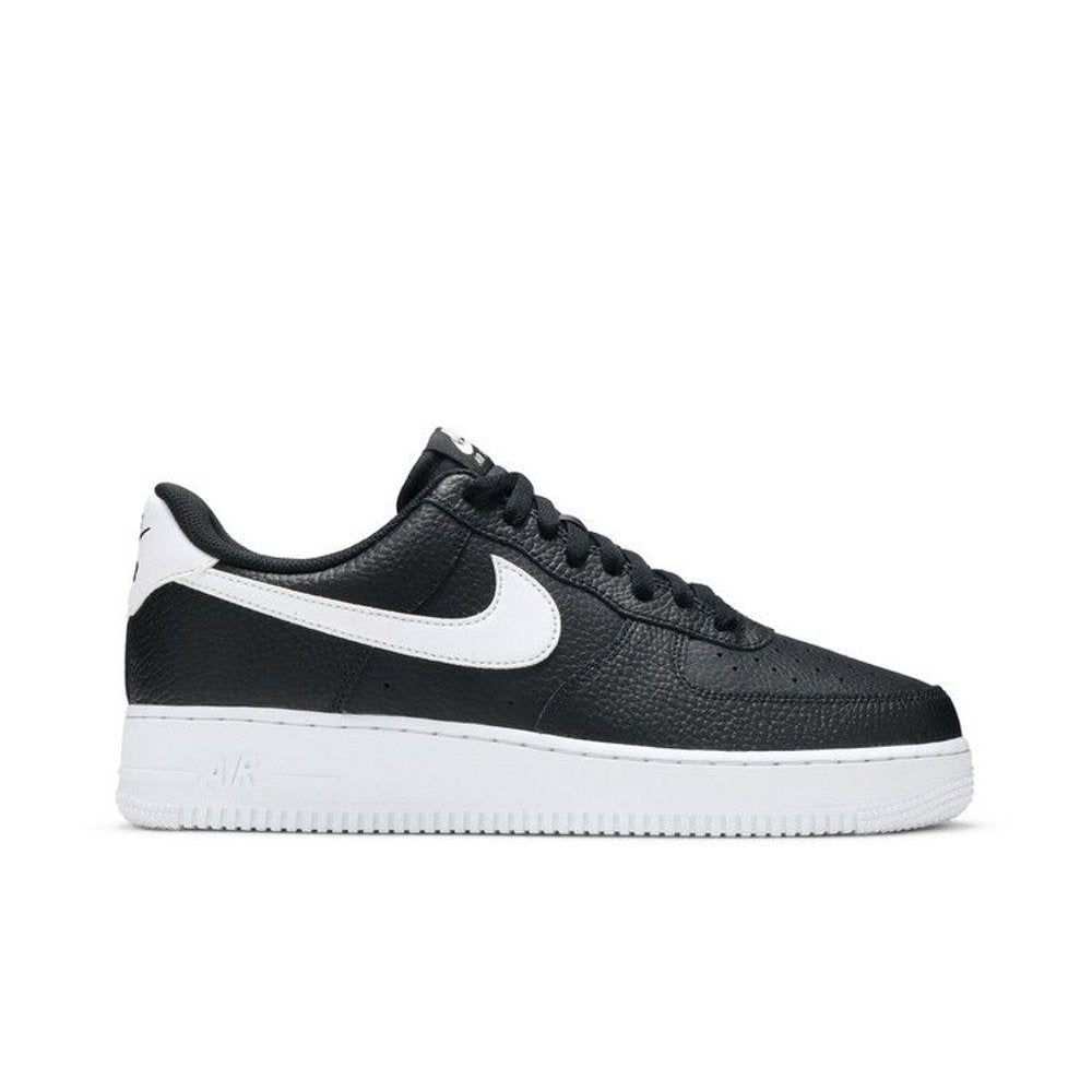 Nike Air Force 1 Low '07 Black White Pebbled Leather – boční pohled | Purekickz