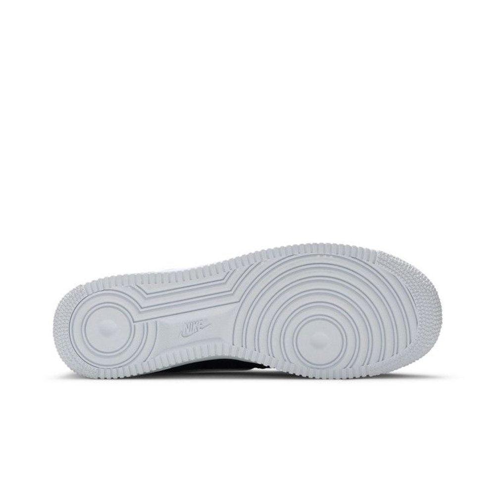 Nike Air Force 1 Low '07 Black White Pebbled Leather – zadní pohled | Purekickz