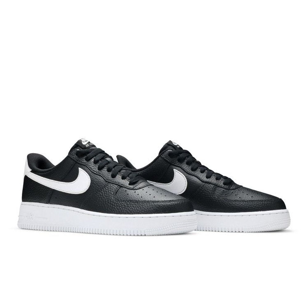 Nike Air Force 1 Low '07 Black White Pebbled Leather – lifestyle foto | Purekickz