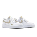 Nike Air Force 1 Low '07 Essential White Beige (W) – lifestyle foto | Purekickz