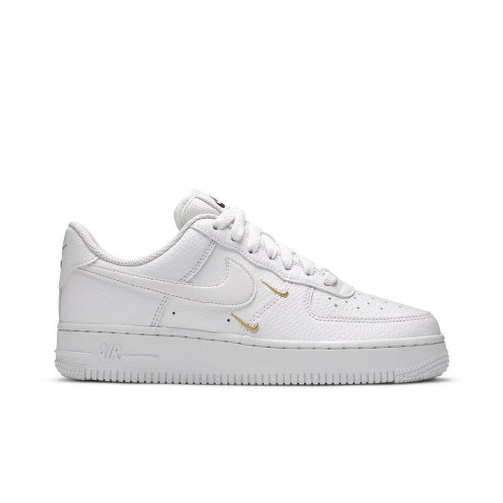 Nike Air Force 1 Low 07 Essential White Metallic Gold (W) – boční pohled | Purekickz