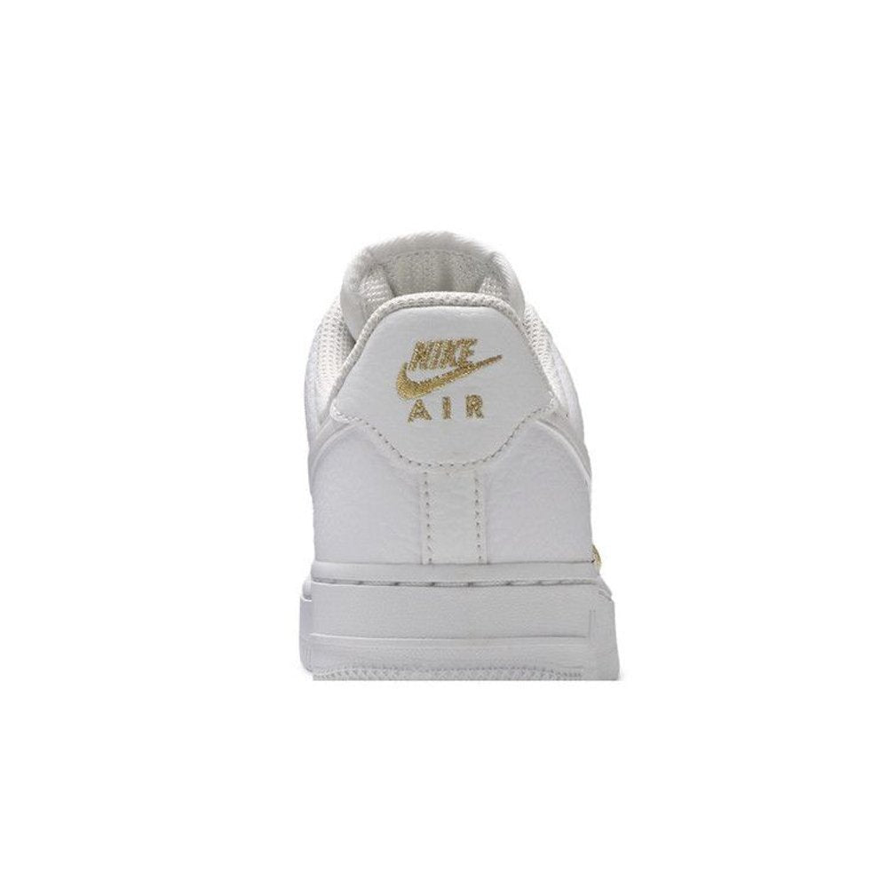Nike Air Force 1 Low 07 Essential White Metallic Gold (W) – detail materiálu | Purekickz