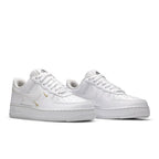 Nike Air Force 1 Low 07 Essential White Metallic Gold (W) – lifestyle foto | Purekickz