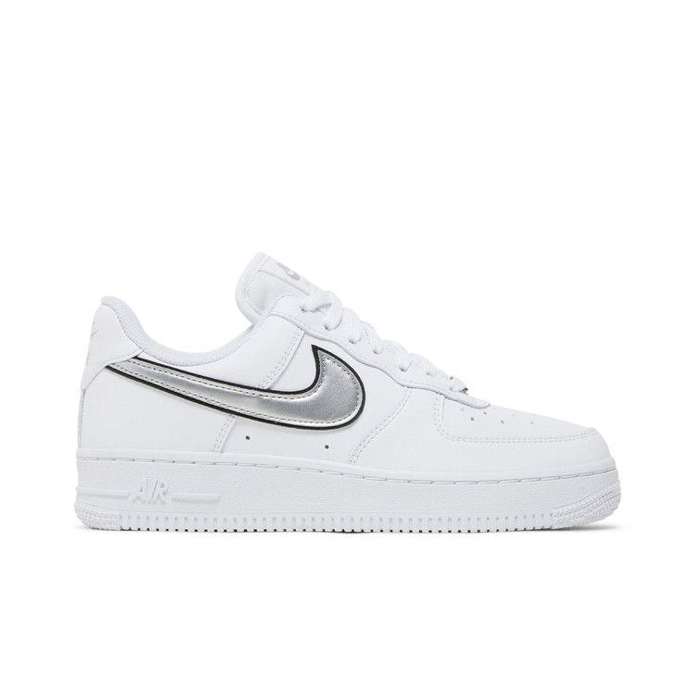 Nike Air Force 1 Low '07 Essential White Metallic Silver Black (W) – boční pohled | Purekickz