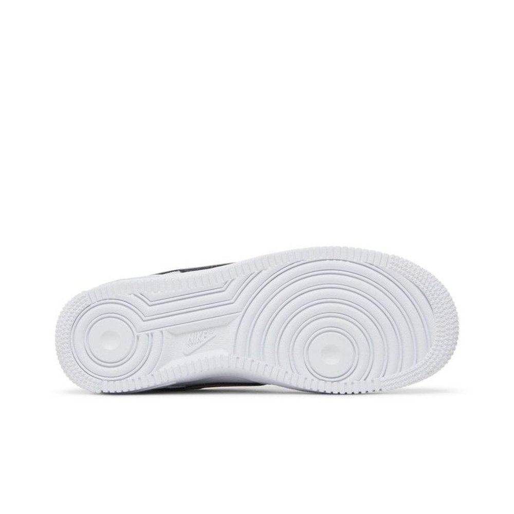 Nike Air Force 1 Low '07 Essential White Metallic Silver Black (W) – zadní pohled | Purekickz