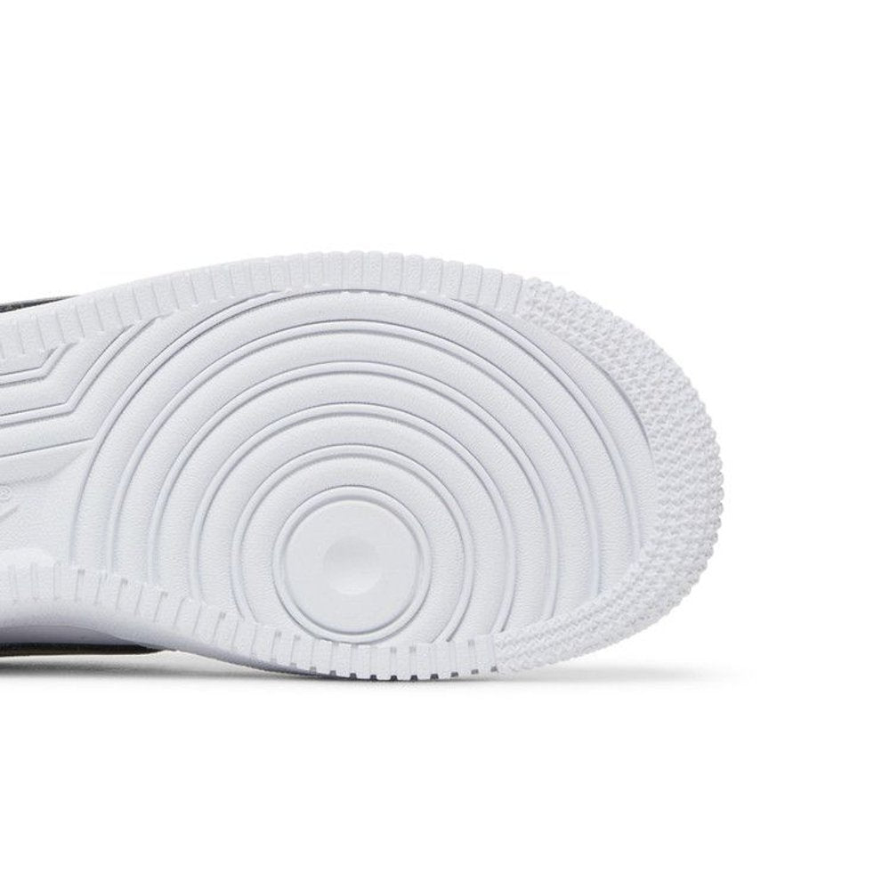 Nike Air Force 1 Low '07 Essential White Metallic Silver Black (W) – pohled shora | Purekickz