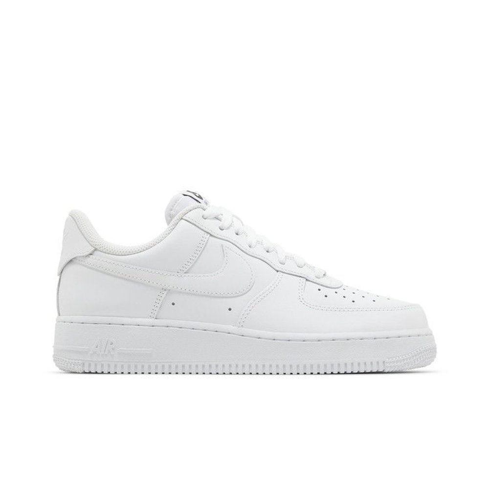 Nike Air Force 1 Low '07 Flyease Triple White (W) – boční pohled | Purekickz