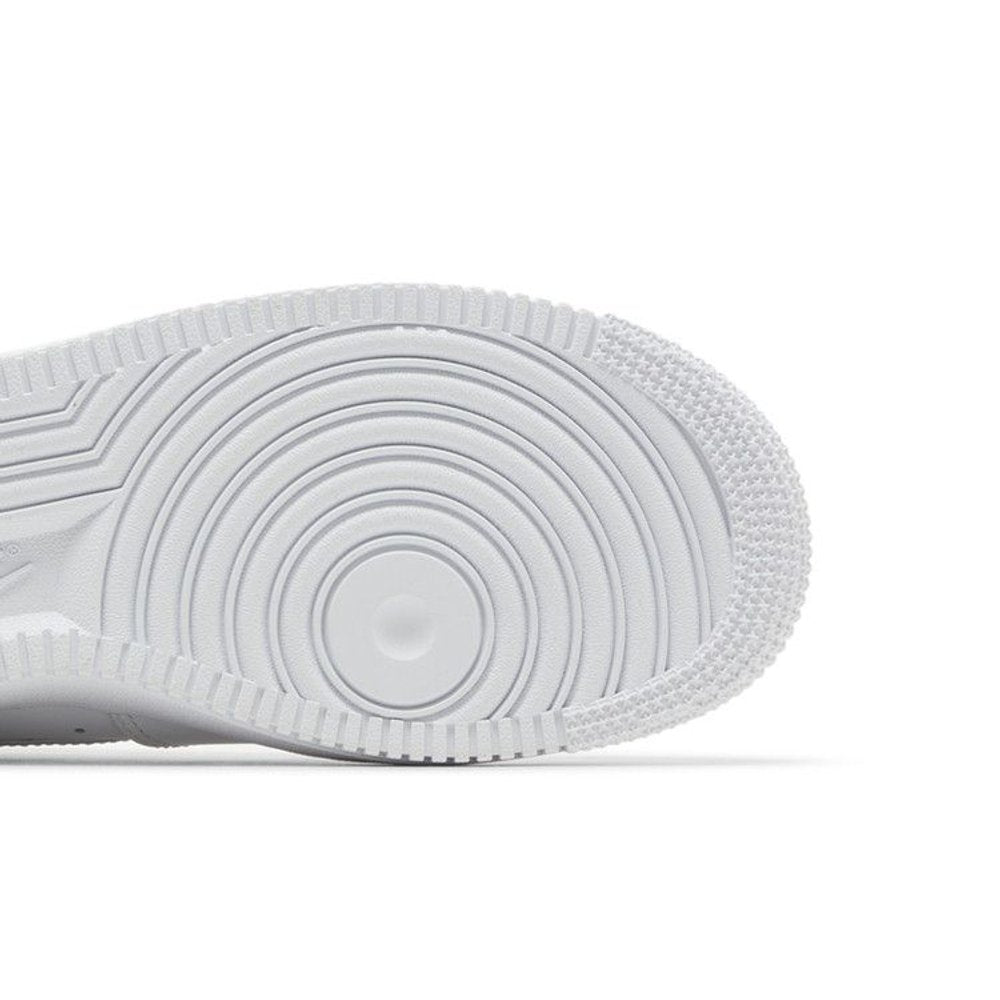 Nike Air Force 1 Low '07 Flyease Triple White (W) – pohled shora | Purekickz