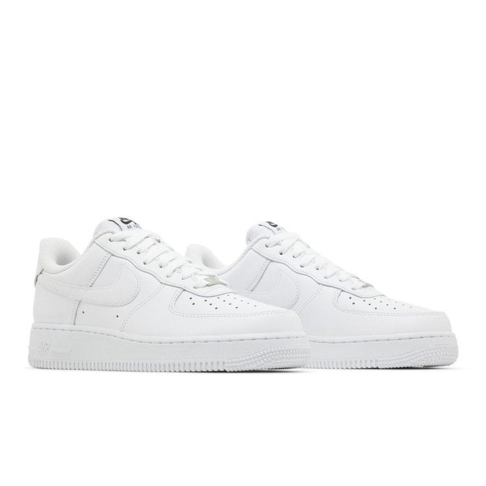 Nike Air Force 1 Low '07 Flyease Triple White (W) – lifestyle foto | Purekickz