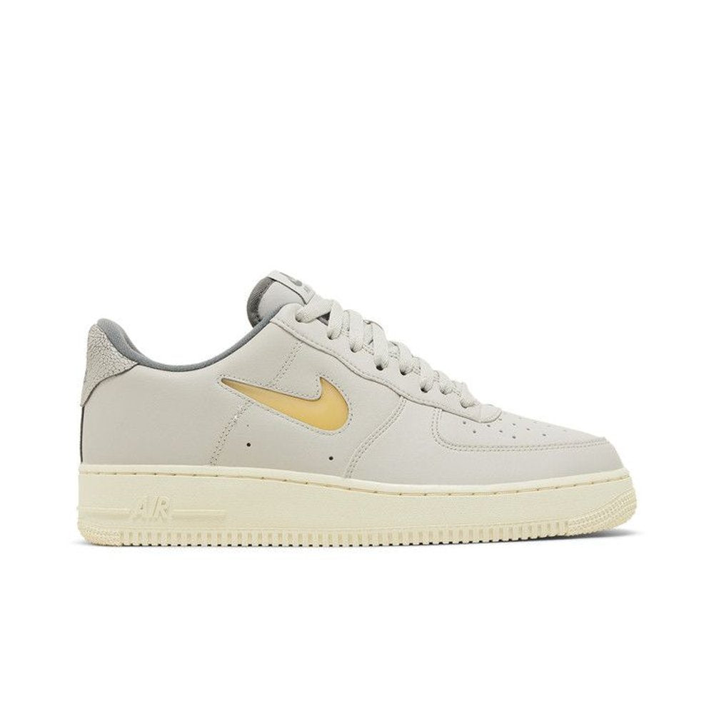 Nike Air Force 1 Low '07 Jewel Light Bone Coconut Milk – boční pohled | Purekickz