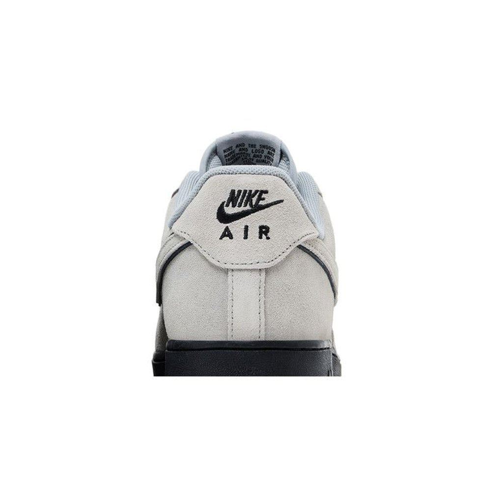 Nike Air Force 1 Low '07 LV8 Light Smoke Grey Suede Black – detail materiálu | Purekickz