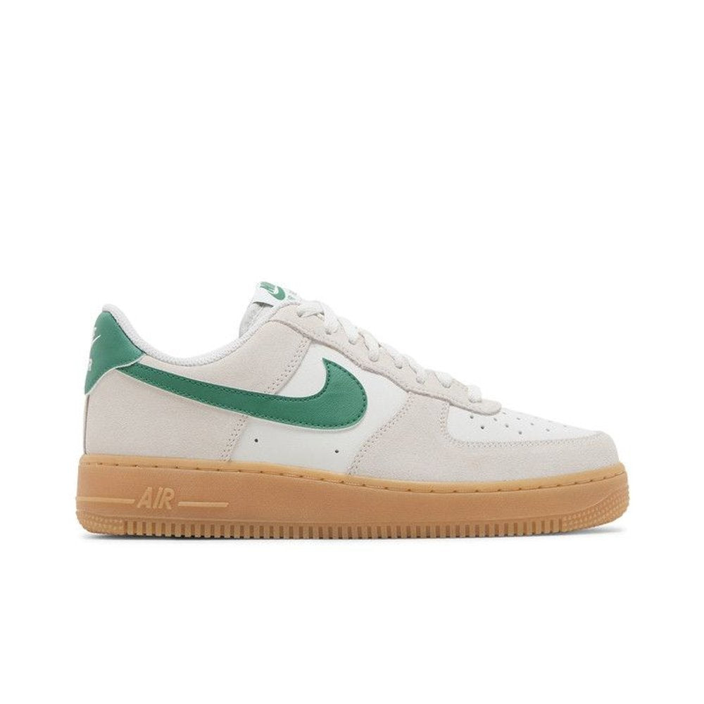 Nike Air Force 1 Low '07 LV8 Phantom Malachite Gum – boční pohled | Purekickz