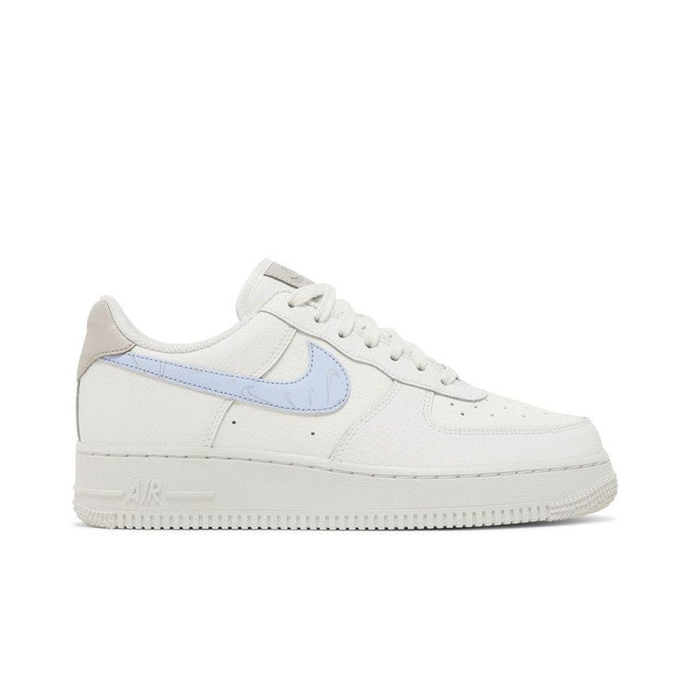 Nike Air Force 1 Low '07 Mini Swooshes White Football Grey (W) – boční pohled | Purekickz