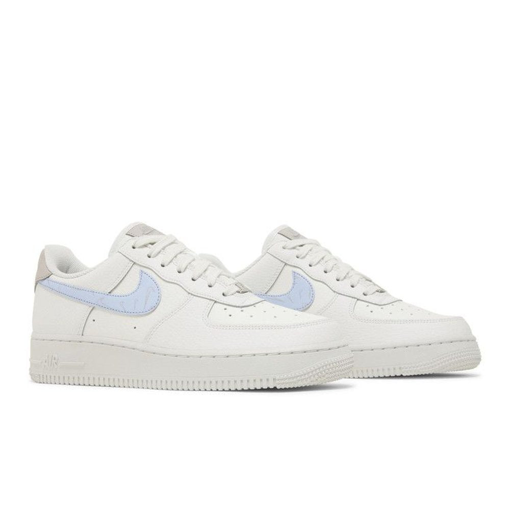Nike Air Force 1 Low '07 Mini Swooshes White Football Grey (W) – lifestyle foto | Purekickz