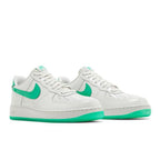Nike Air Force 1 Low '07 Patent Platinum Tint Stadium Green – lifestyle foto | Purekickz
