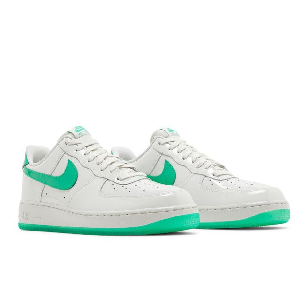 Nike Air Force 1 Low '07 Patent Platinum Tint Stadium Green – lifestyle foto | Purekickz