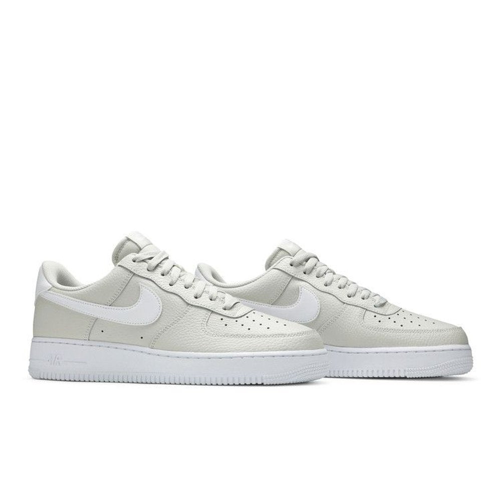 Nike Air Force 1 Low 07 Pebbled Pure Platinum – lifestyle foto | Purekickz
